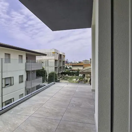 Modern Retreat With A Big Terrace 公寓